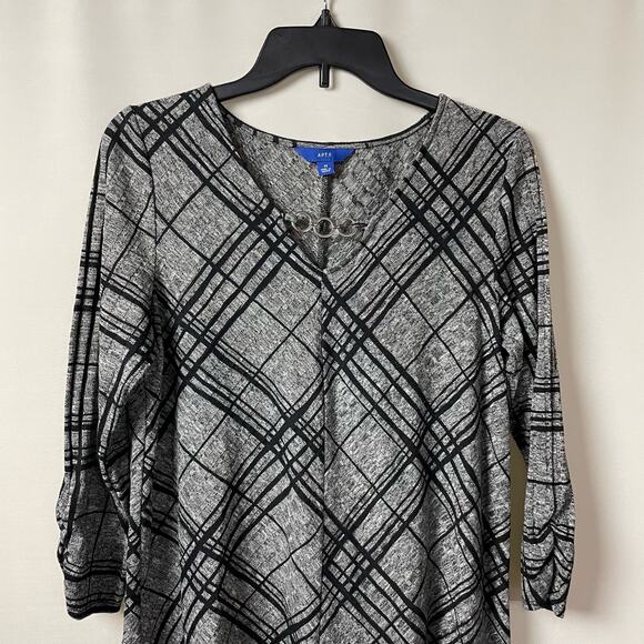 Apt 9 Geometric Print Blouse Size Medium Gray Black 3/4 Sleeve Asymmetrical Hem - Picture 2 of 11